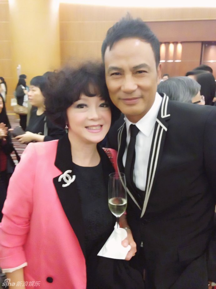 英皇春茗晚宴溫碧霞艷壓全場(chǎng)