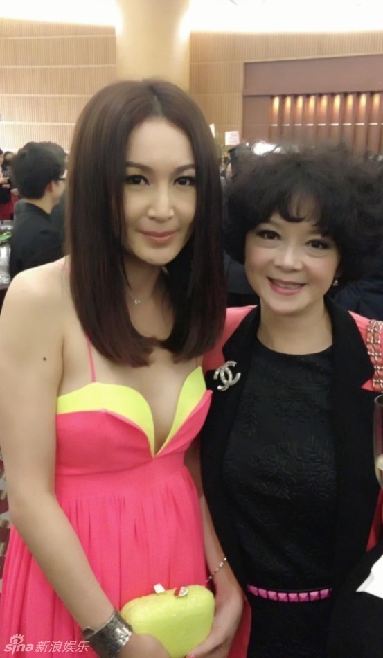 英皇春茗晚宴溫碧霞艷壓全場(chǎng)