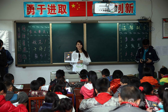 伊能靜投身公益帶領(lǐng)孩子們讀書