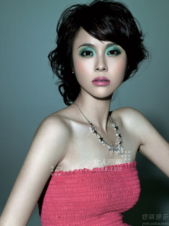 楊若兮顛覆甜美綠色煙熏妝顯冷艷