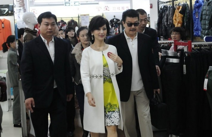 趙雅芝與老公現(xiàn)身商場(chǎng)遭圍堵