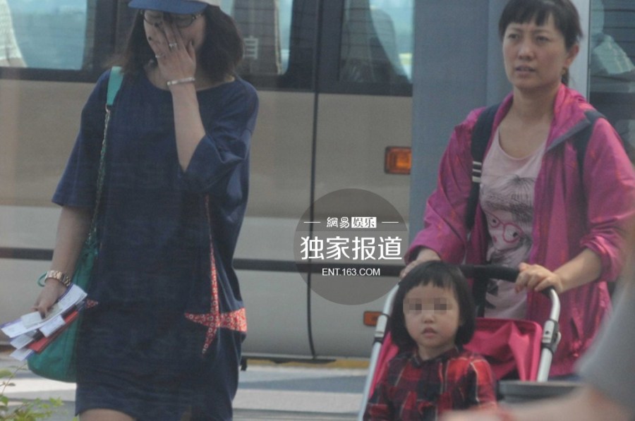 趙薇攜女現(xiàn)身機(jī)場(chǎng) 為防偷拍分開(kāi)而行