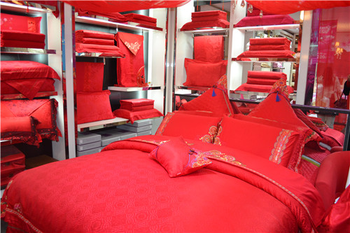 ʥ���R2014������Ʒ�l(f��)����(hu��)�A�M���_(k��i)