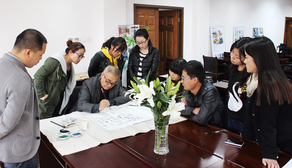 �Ҽ�ɫ�ʑ�(y��ng)�ú����L�O(sh��)Ӌ(j��)��Ӗ(x��n)���A�M�Y(ji��)��