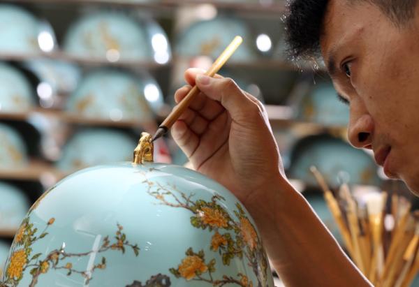 ���ڶYƷ�Ҿ�չ����ʢ��Ļȫ�̸������c����