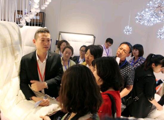 ���R���Ҽ�2017�ﶬ��Ʒ�l(f��)����(hu��)�A�M��Ļ