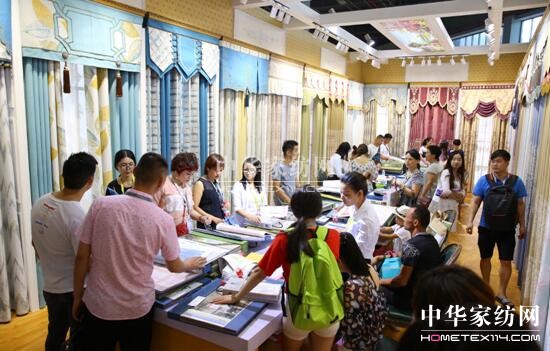 �ݳ޷�ɫ�����ؘ��L(f��ng)�R��ꇲ�ˇ�󿧂������ڼҼ�չ��(hu��)���ݕr(sh��)�д�