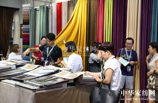 �ݳ޷�ɫ�����ؘ��L(f��ng)�R��ꇲ�ˇ�󿧂������ڼҼ�չ��(hu��)���ݕr(sh��)�д�