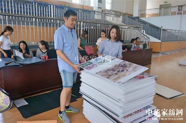 �ư���һ��(ch��ng)ɫˇ�p�^�Į��������ں�������չ�_����