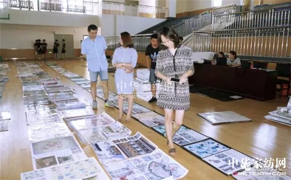 �ư���һ��(ch��ng)ɫˇ�p�^�Į��������ں�������չ�_����