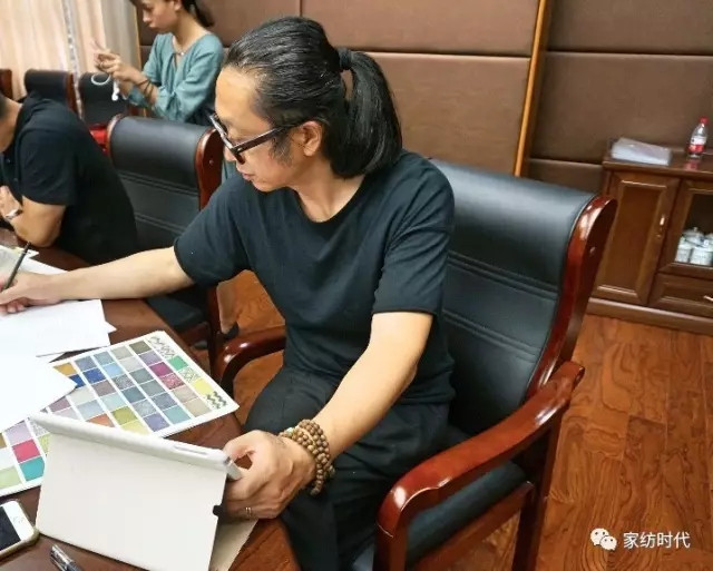 ��һ��(ch��ng)�O(sh��)Ӌ(j��)�L(f��ng)�����򺣌��������wܛ�b�O(sh��)Ӌ(j��)�M���\�������������_�u(p��ng)��