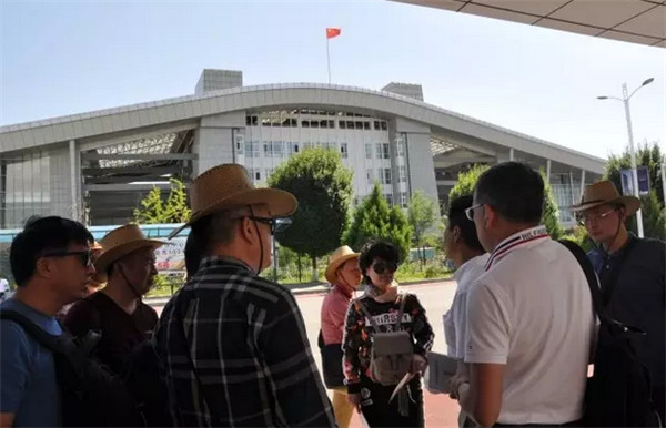 �ຼ�Ҽ�������һ��һ·�����M(j��n)�½�֮������˹վ