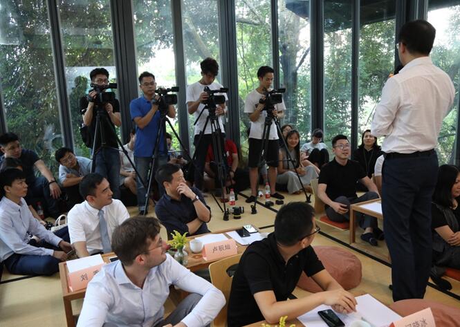 ����Ȼ���ؾ��������һ��(ch��ng)���ӵİl(f��)����(hu��)