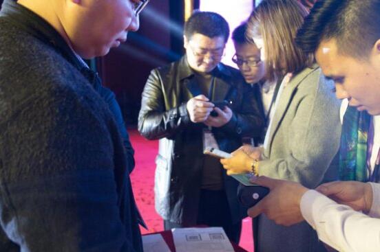 ���B͸īˮ����Q��(sh��)�aӡ����¶�������������������ʹ�c(di��n)